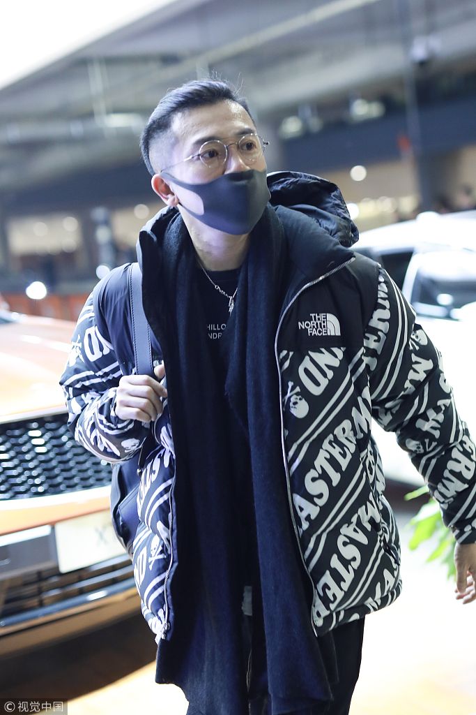 苏有朋练瑜伽变网友玩坏变表情包 口罩遮面单肩背包酷帅有型