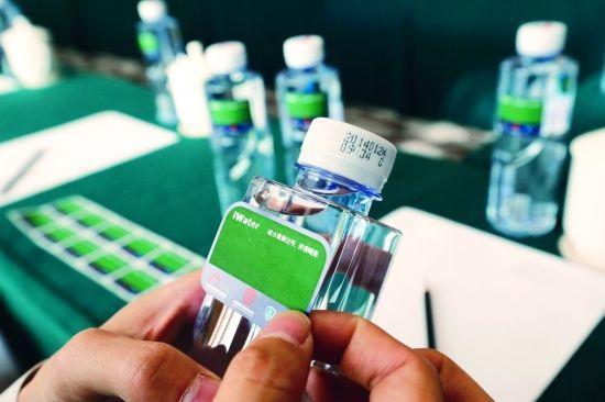 两会矿泉水"小标签":引领会议新风尚