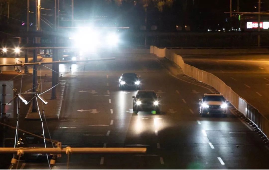 监控补光灯"亮瞎眼",道路安全不能顾此失彼|新京报快评