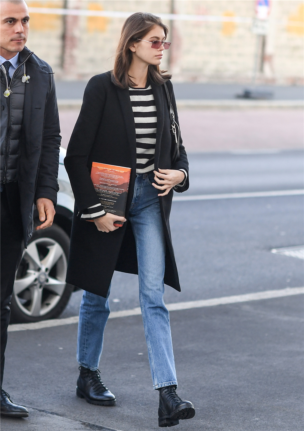 超模凯雅杰柏又美了!基础款大衣也能穿出高级感,气质好到没话说