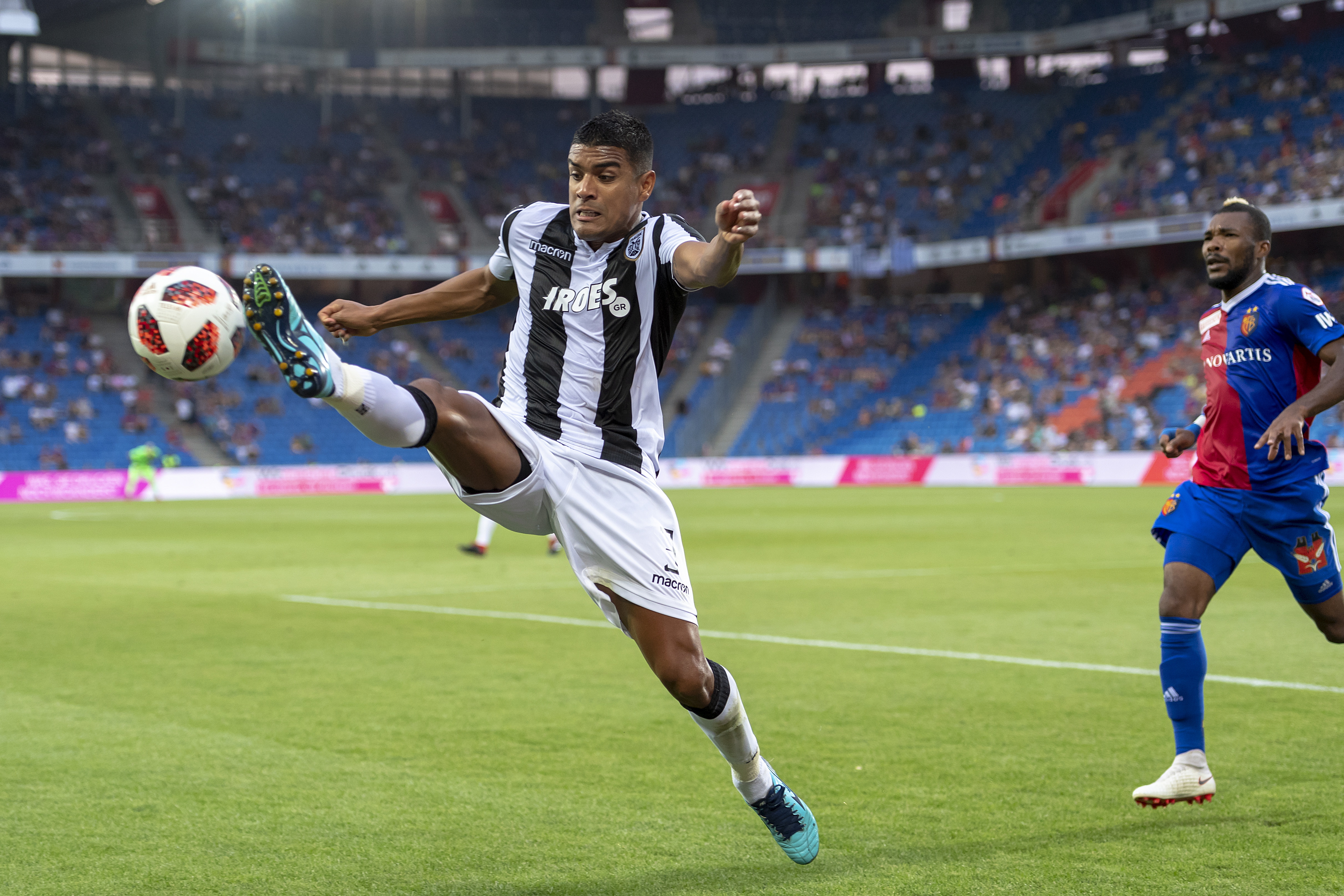 足球——欧冠联赛资格赛:萨洛尼卡晋级(2)