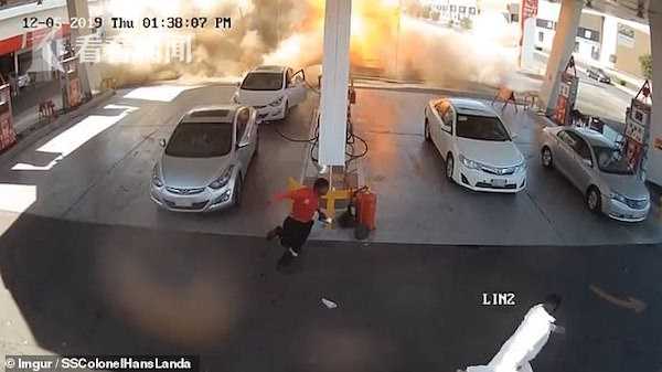 恐怖!加油站油箱突然爆炸 火焰瞬间从地面窜出