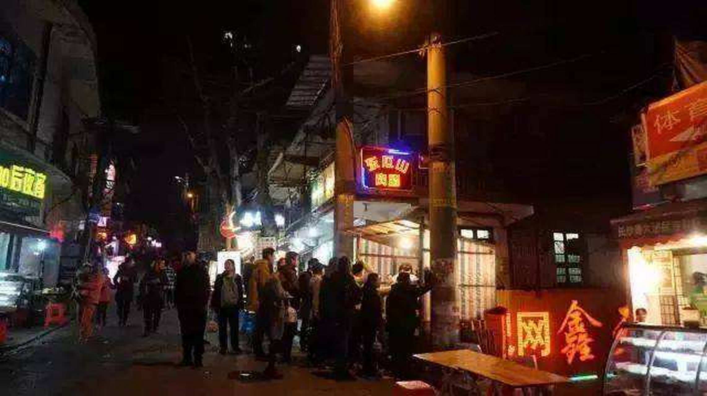 百城百味##百城百味长沙#东瓜山美食街:冬瓜山基本属于"夜生活"开启