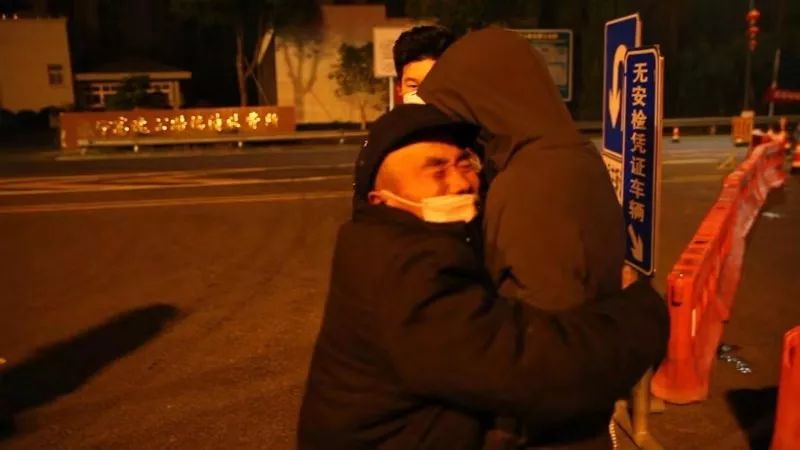 出走12年后,父子在特殊时期相认!泪崩!