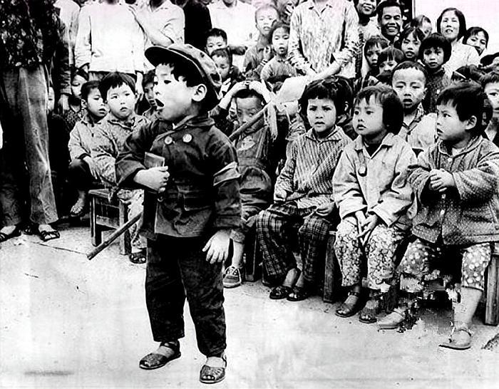 年代悠久的老照片:拿着棒槌上体育课的少年们,躺在栅栏里的女孩