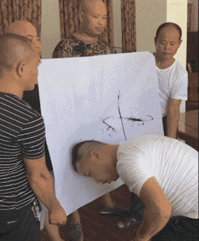 搞笑gif:这种书法见过吗,小伙居然用脑袋写字!