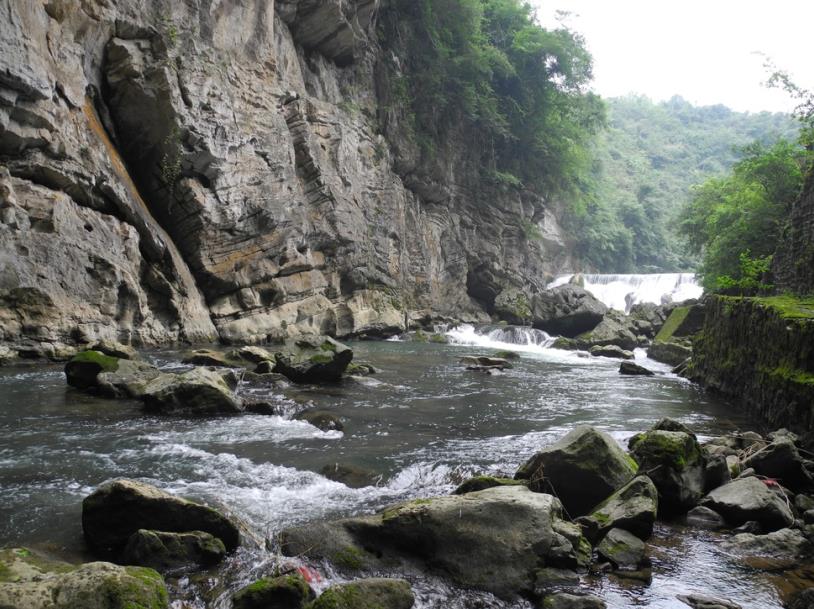 贵阳暗流河与羊皮洞瀑布