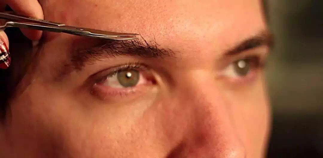 男士应该怎样修眉?