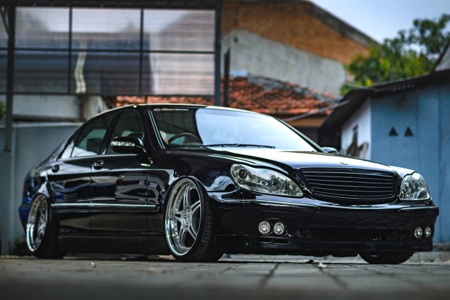 奔驰s级 w220低趴改装,让三叉星的光芒永恒绽放