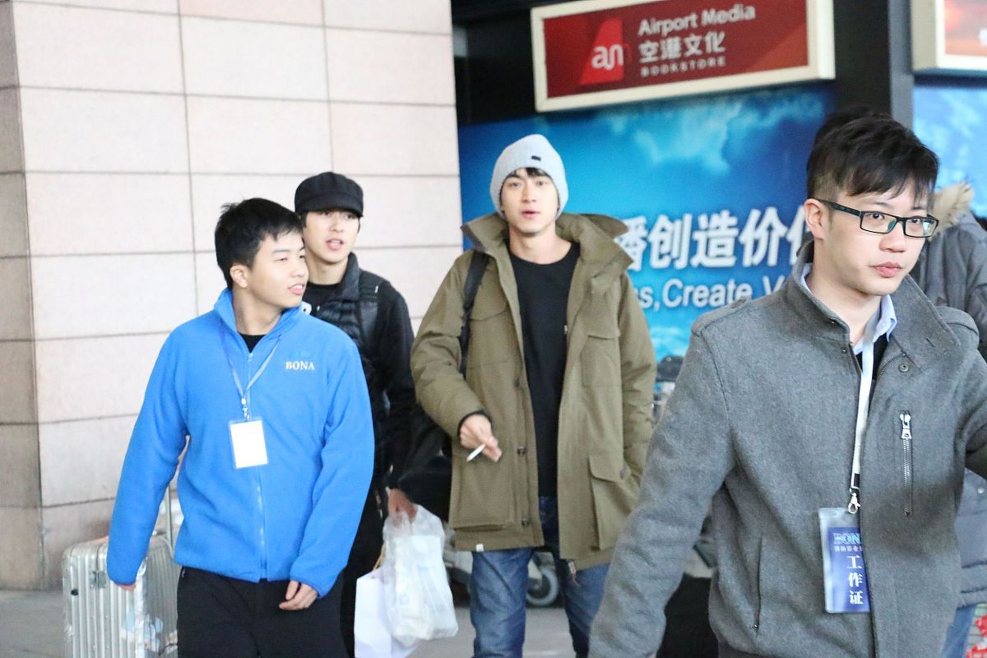 路人视角下的林更新,原来他也是抽烟的!不过他本人,真的是又高又帅!