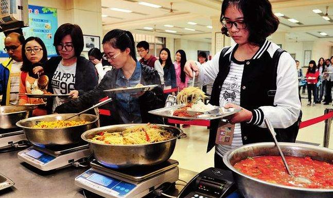 大學食堂自助餐只需20元,窗口排隊火爆,一週後卻倒閉!太扎心!