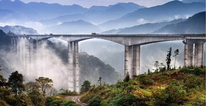 雅西高速泥巴山隧道图片