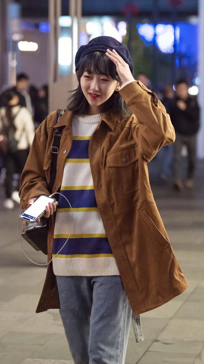 女孩儿身上的咖色外外套,配上毛衣和裤子,可爱中透着一点帅气!