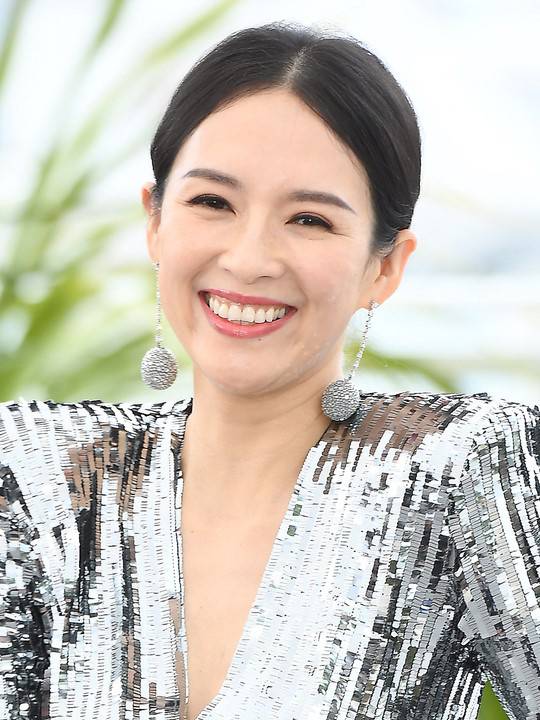 但韩媒公布的生图中,章子怡果然还是逃不过岁月摧残,眼角皱纹深,法令