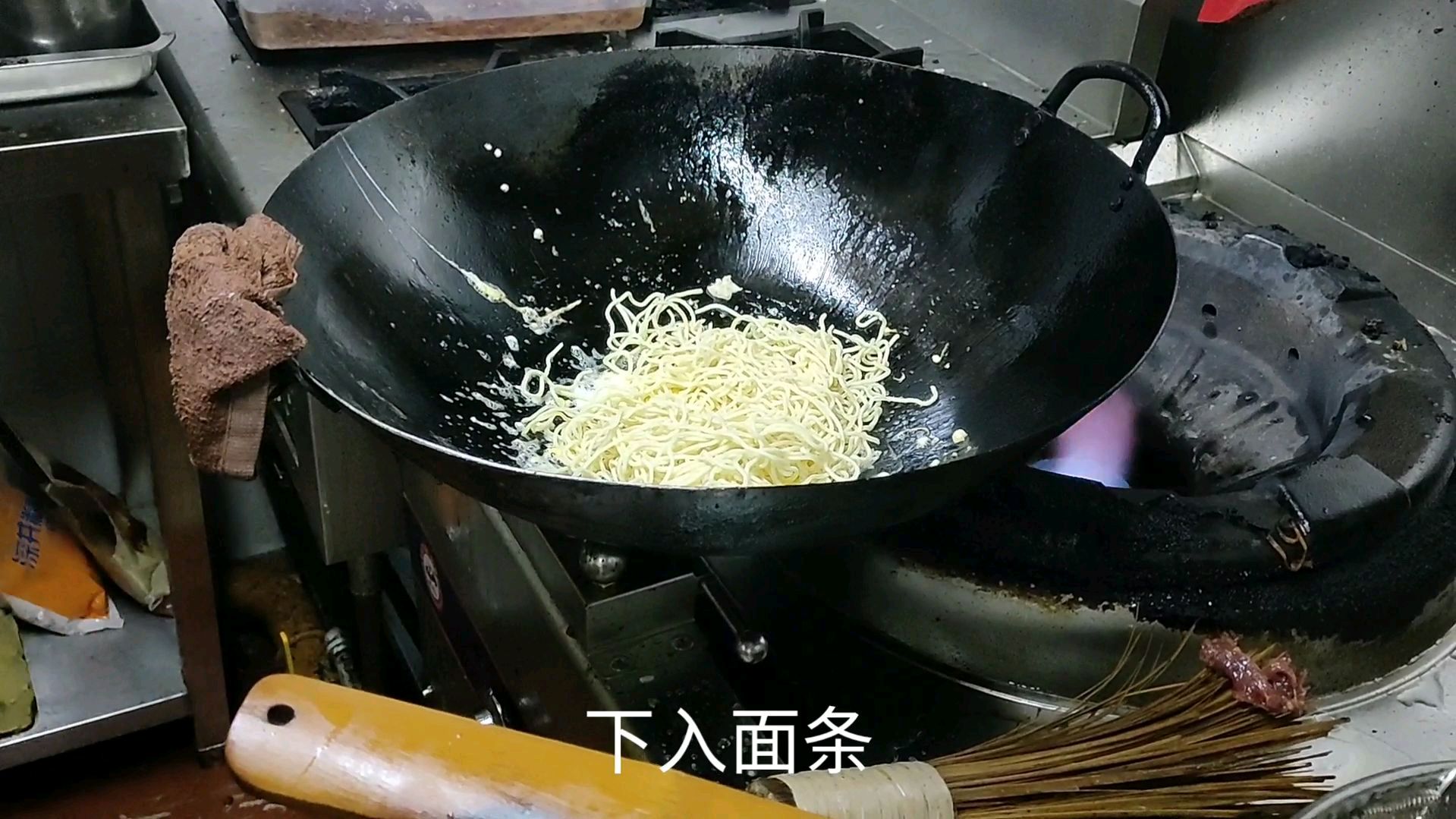 看广东大厨炒牛肉面就是专业,这技术水平牛不牛你说了算