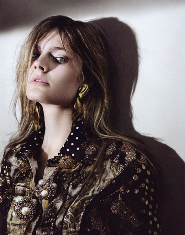 她的方脸是真的很让人惊艳,很多人在见过她之后才