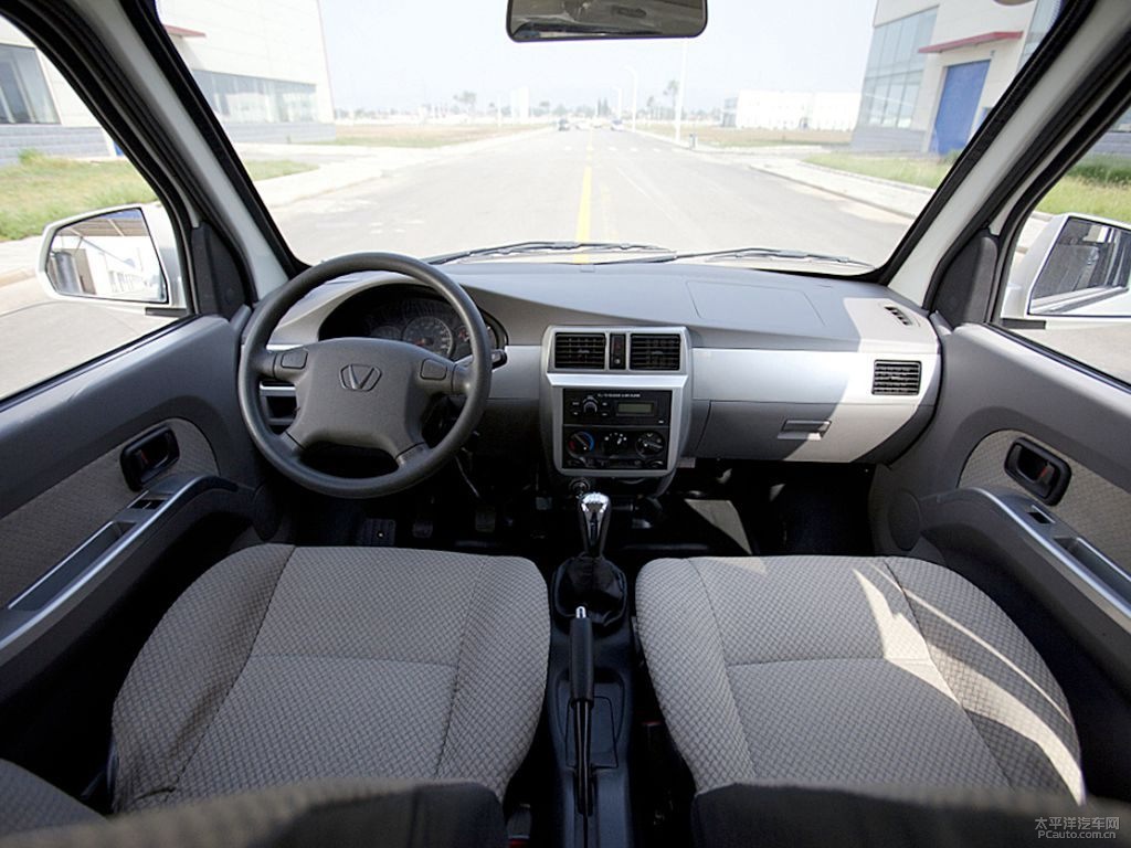 图中的中控台设计简单简约.