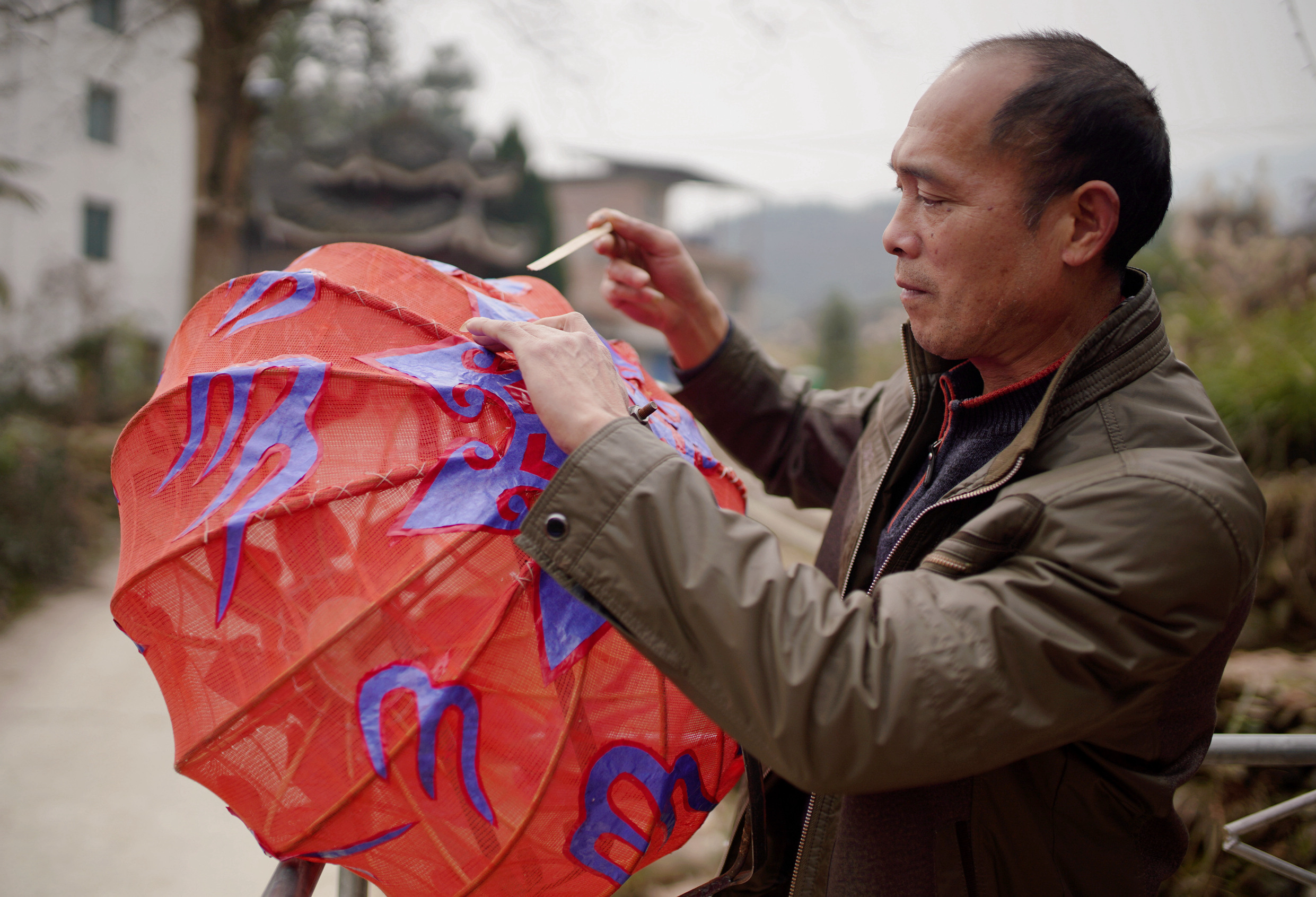 广西龙胜:扎龙灯 迎新春