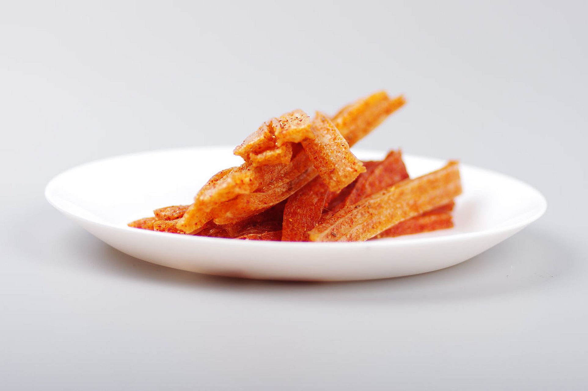 作为一名零食控,我最近尝试了一款湖南特产小吃——东旺素牛筋辣条