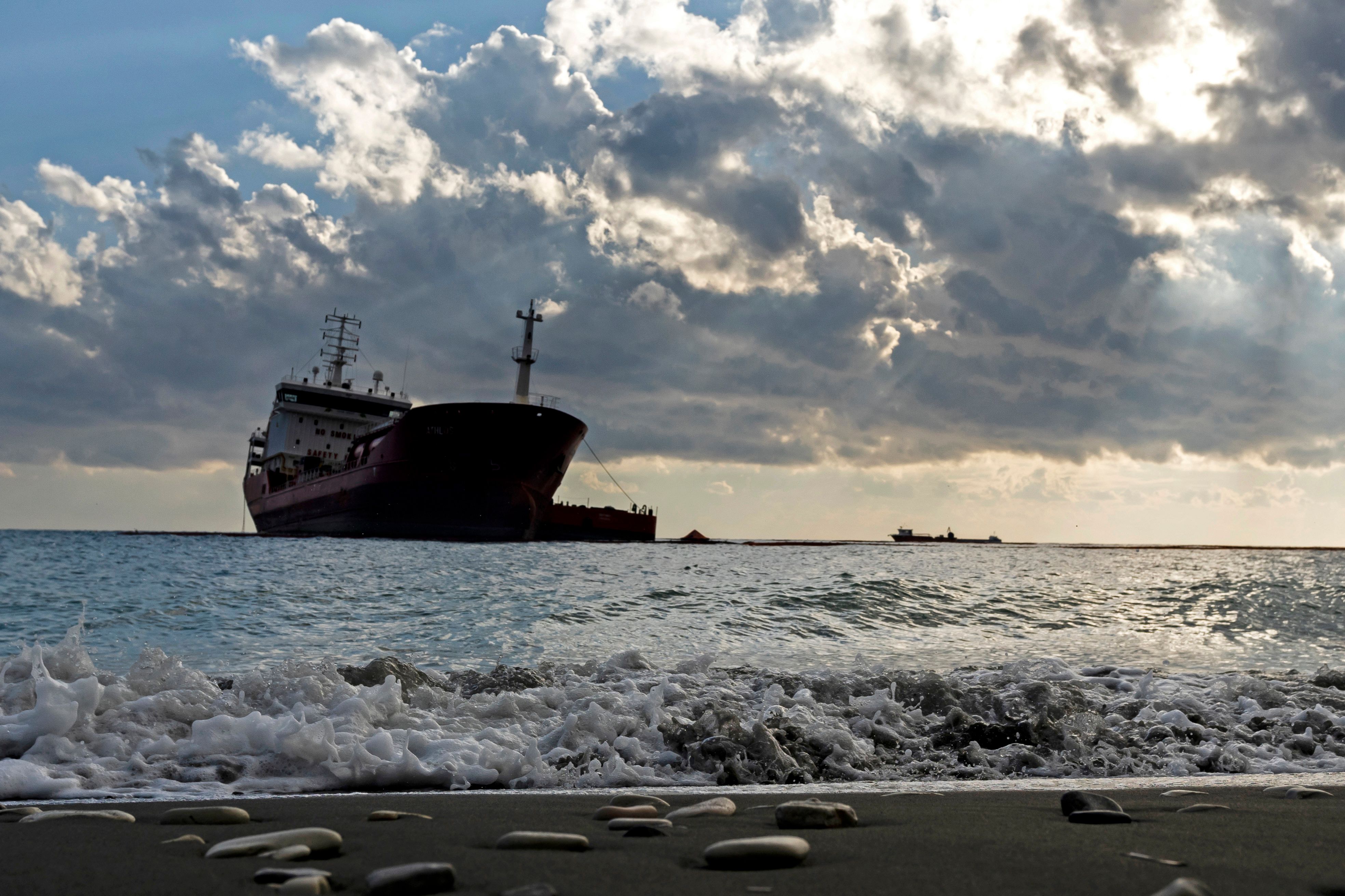 一艘油轮在塞浦路斯附近海域发生爆炸 5人获救