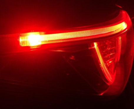 开车遇到令人最烦的4款尾灯,国产车上榜了,尤其是最后一款!