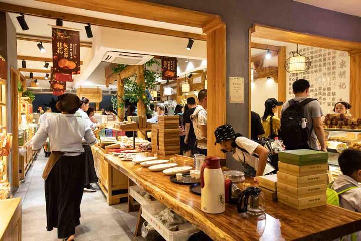 把"西湖爱情故事"做成了糕点!南宋胡记首家旗舰店在西湖边亮相