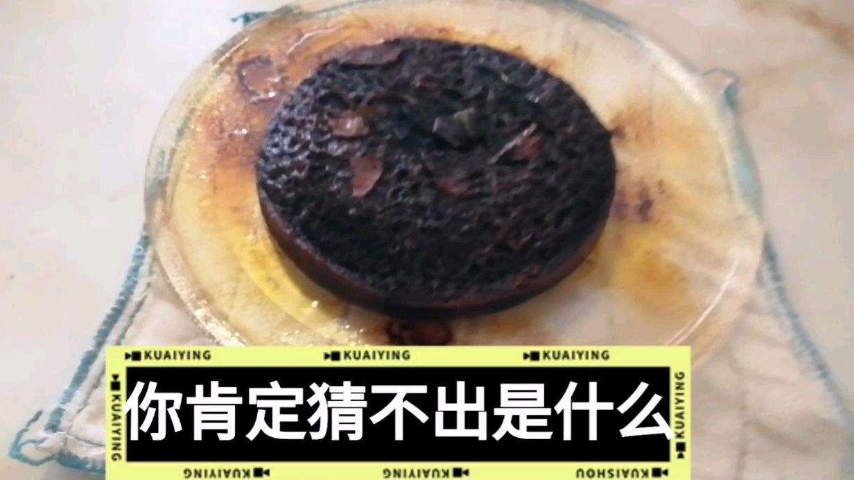 媳妇第一次用微波炉烤披萨,能烤成这样,网友:真服了你