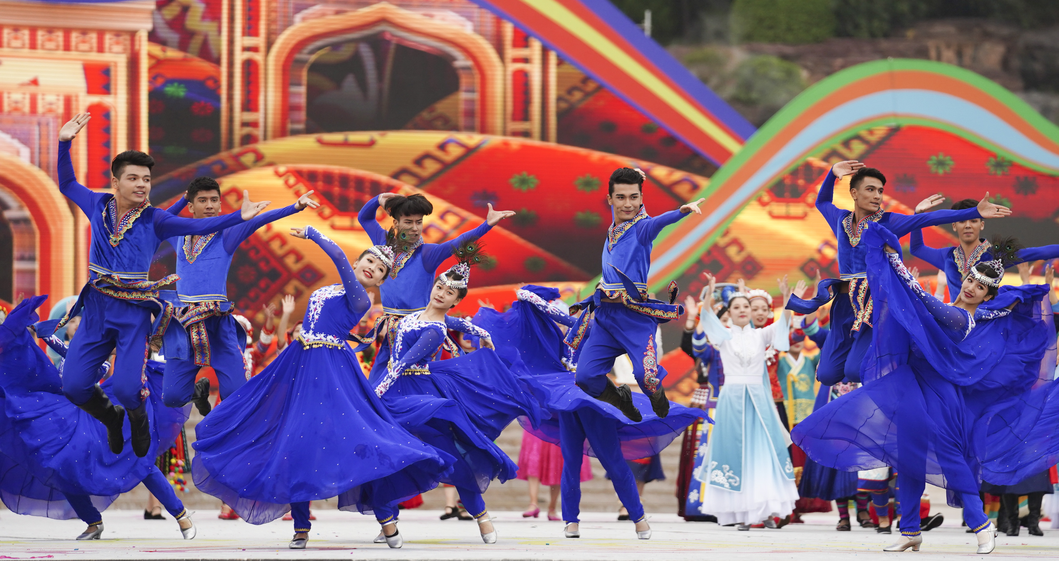 第十一届全国少数民族传统体育运动会民族大联欢活动在郑州举行(5)