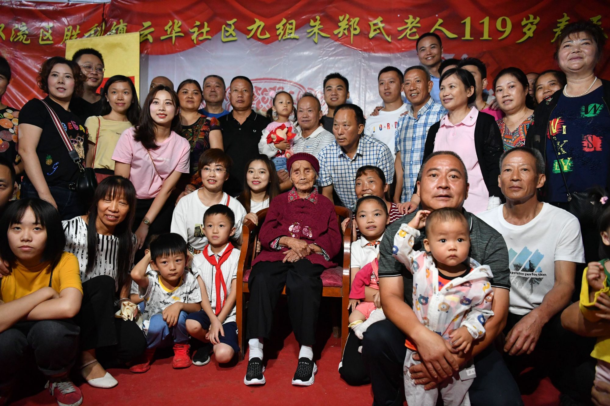 老人迎119岁生日,六世同堂上百名后人拜寿,红包收到"手软"