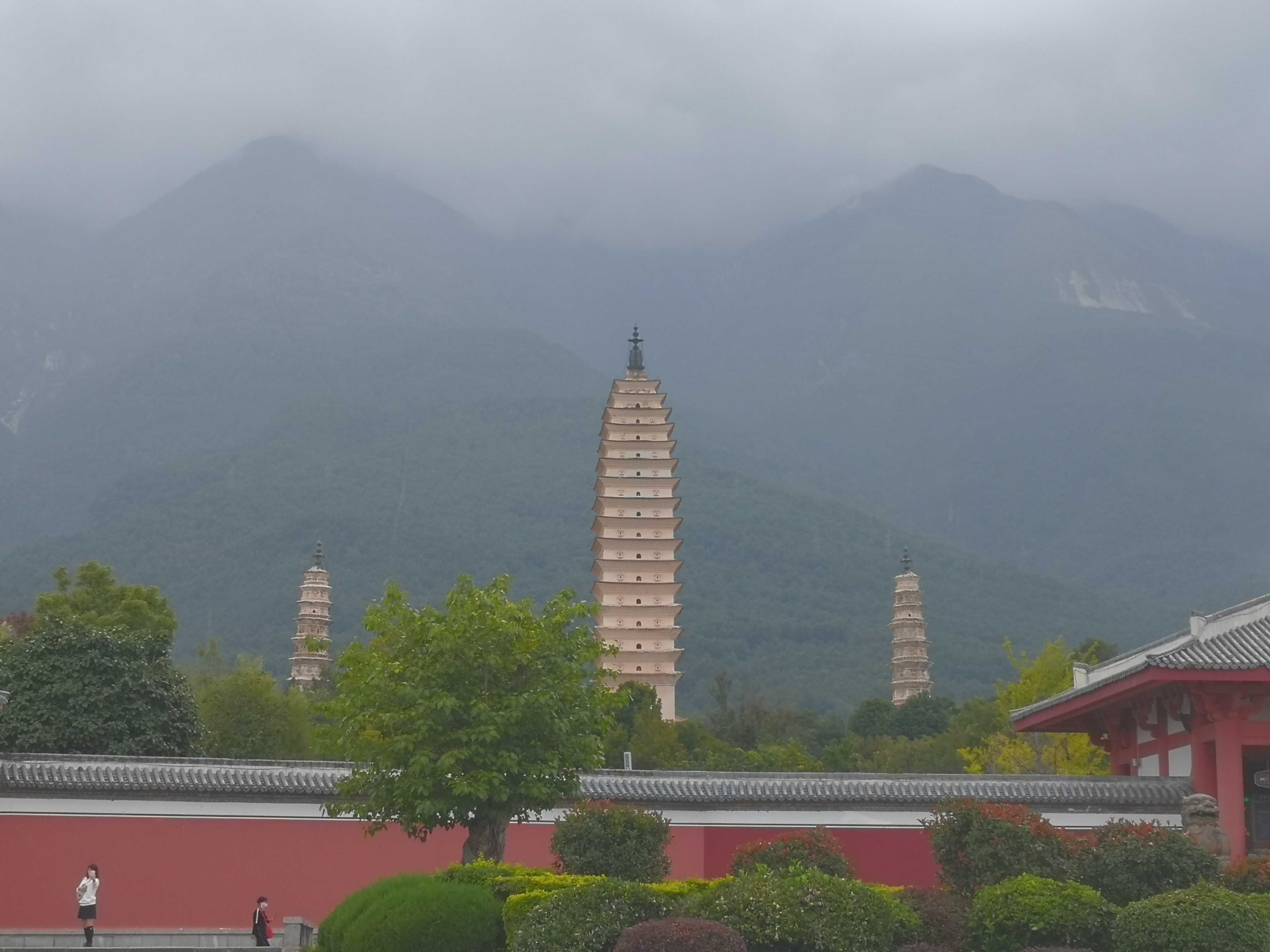 手机拍摄:云雾缭绕下的大理崇圣寺三塔