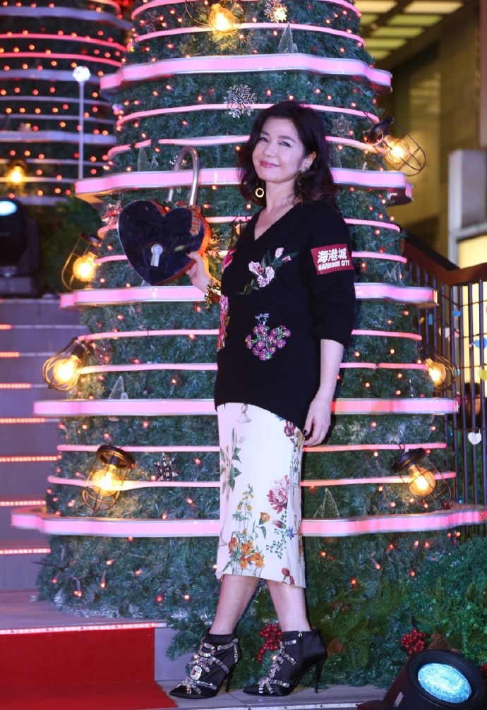 钟楚红出席香港海港城市圣诞亮灯仪式现场