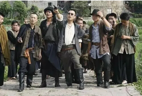 困敌用绳索从悬崖吊下一人去求援,援军来了,对着大队长就一枪!