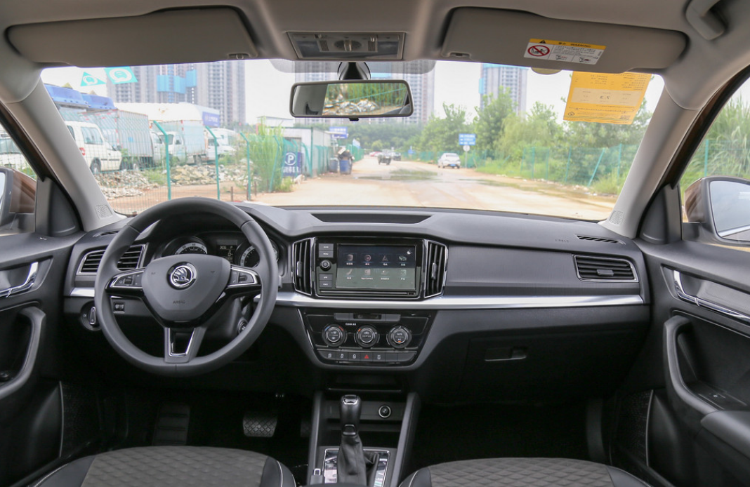 柯米克的内饰我的感觉是设计简洁,层次感强,用料的讲究为内饰整体烘托