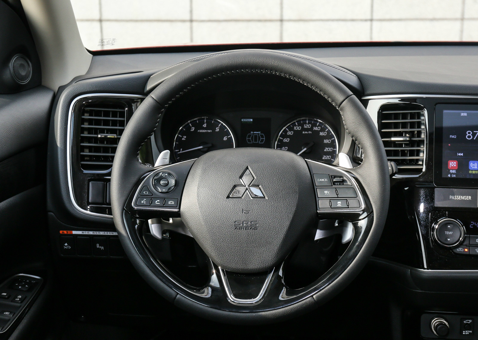 这款方向盘设计的中规中矩,不过驾驶体验还算不错