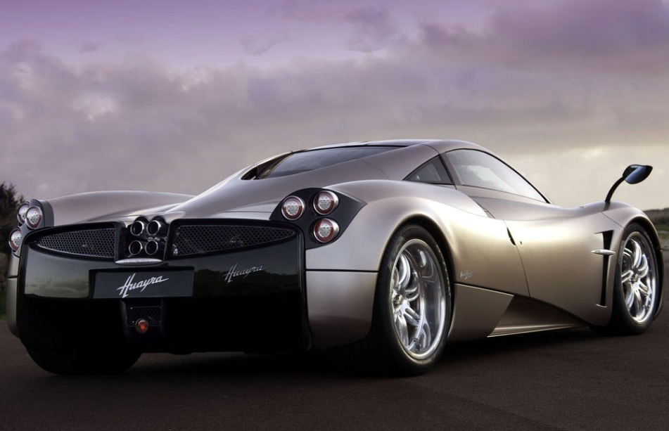 这款帕加尼huayra,外观比较潮流,尾部设计很出色