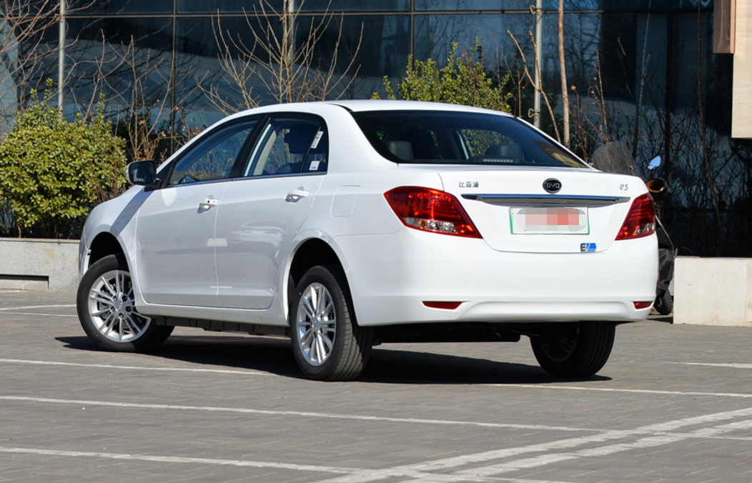 比亚迪e5外观前后各方面比较圆润,比较性感.