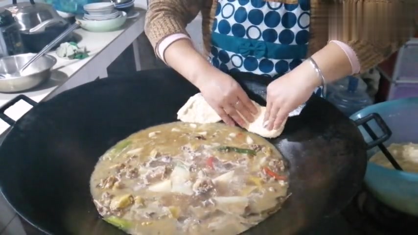 波姐提前1天上山抓只会飞的鸡,给家人做地锅鸡贴玉米面饼子真香