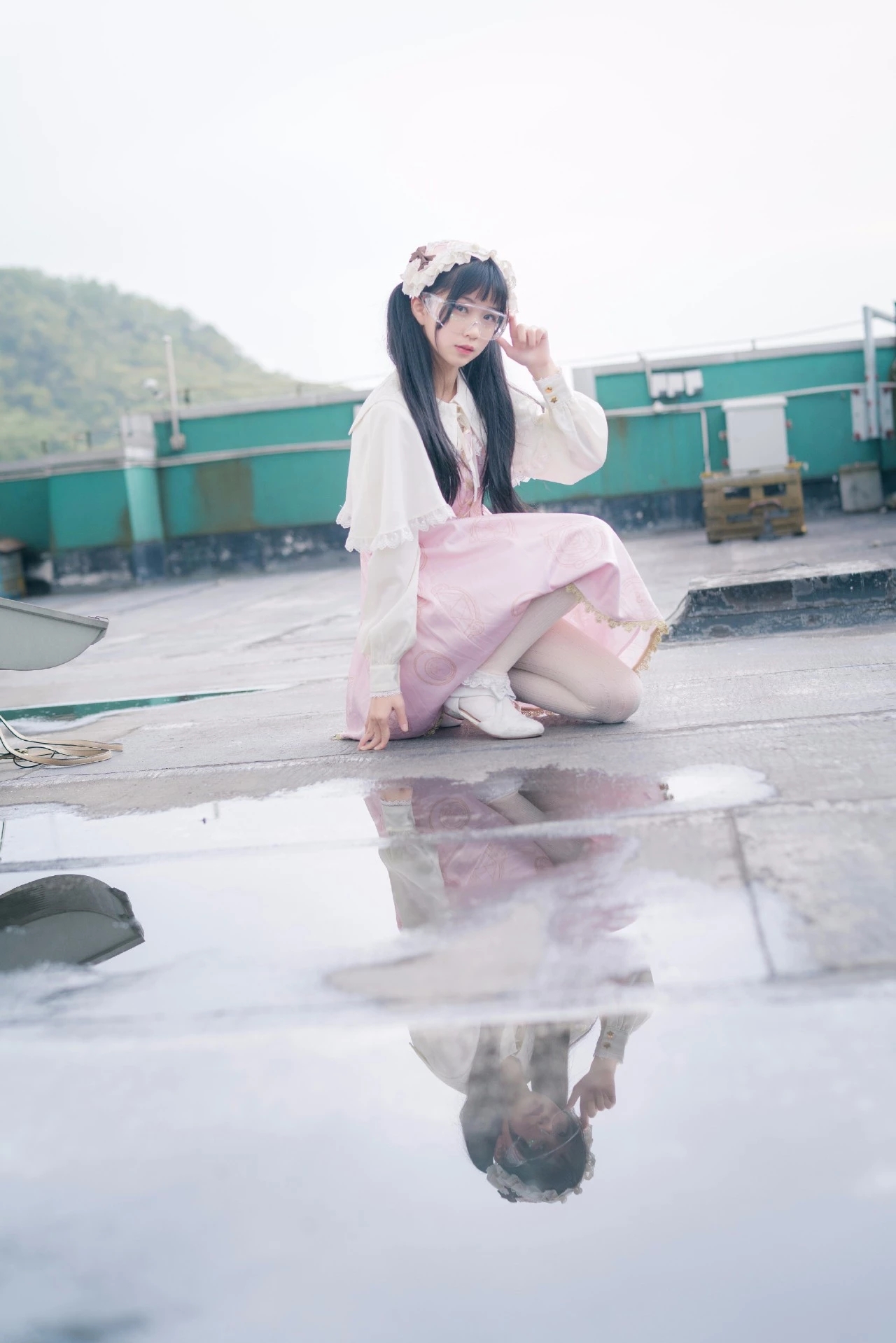 双马尾女孩,粉色小裙子和白丝袜很配哦