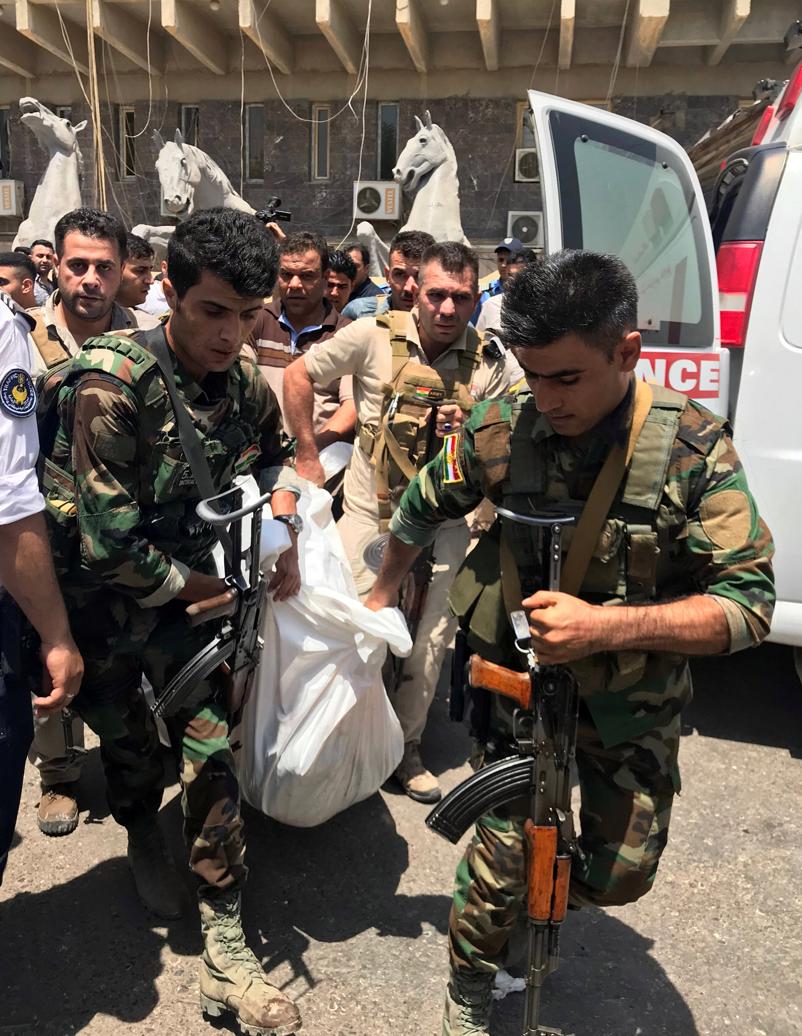 伊拉克埃尔比勒省政府大楼遭武装分子攻击(2)