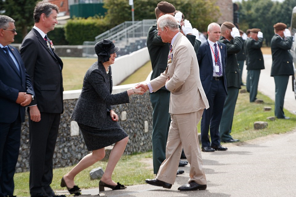 英国的大长腿女首相特蕾莎·梅,向王室成员行屈膝礼真够诚心