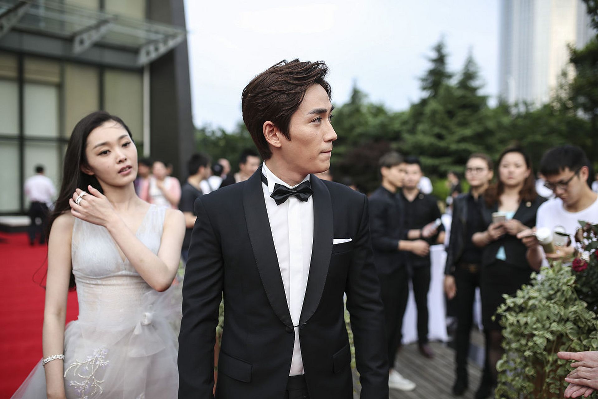 宋轶和朱一龙同框,我怎么感觉朱一龙的手,有一点无处安放的感觉[左