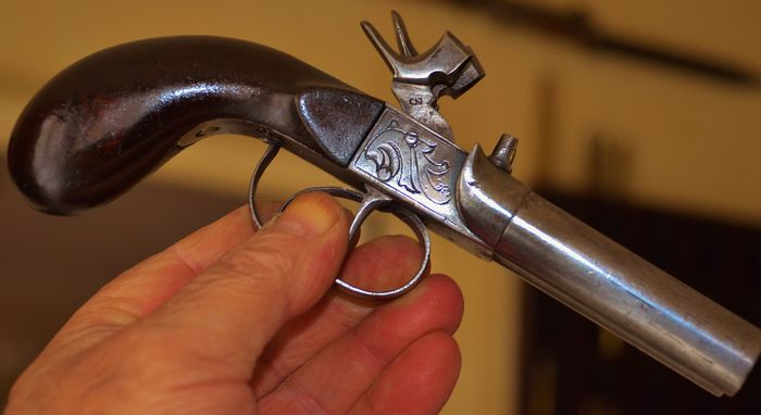 制作于1850年左右的法国双管手枪,其外形很怪异,显得很丑陋