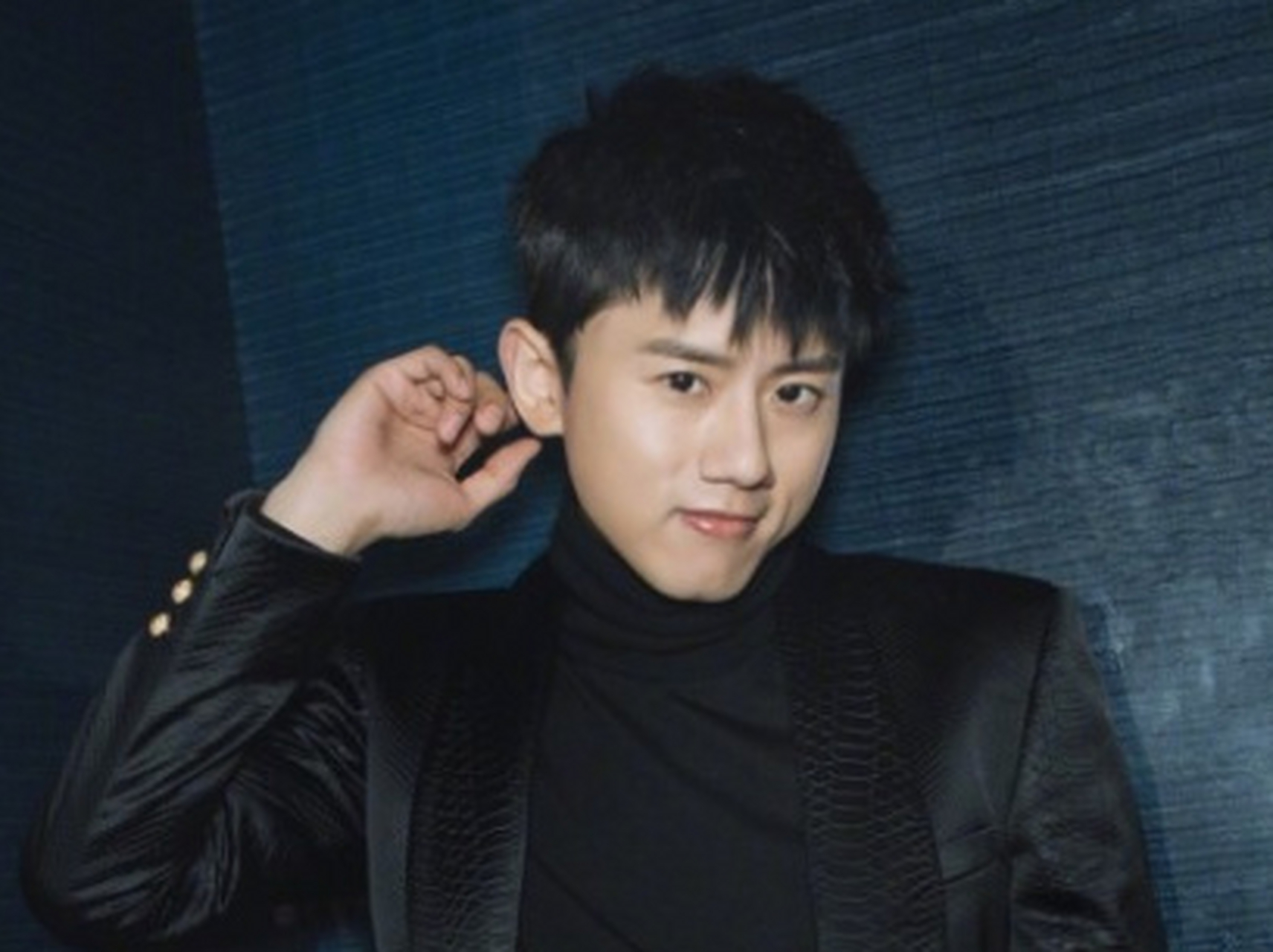 张杰面相挺有特点的,有苹果下巴,旺异性人缘.