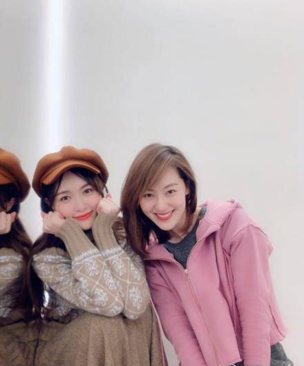 唐嫣晒与闺蜜聚会合照,三人花式比心感情好!网友:还有暗号?