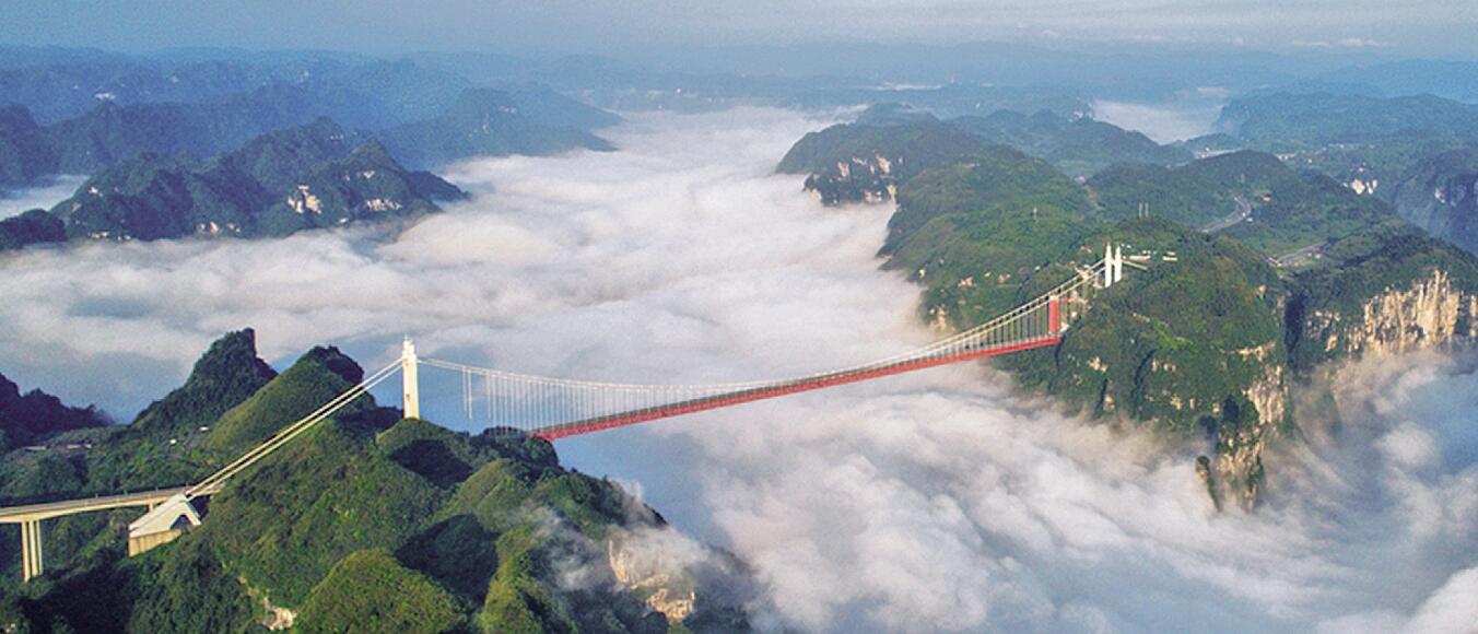 矮寨特大悬索桥:"天桥"穿云而过通苗寨