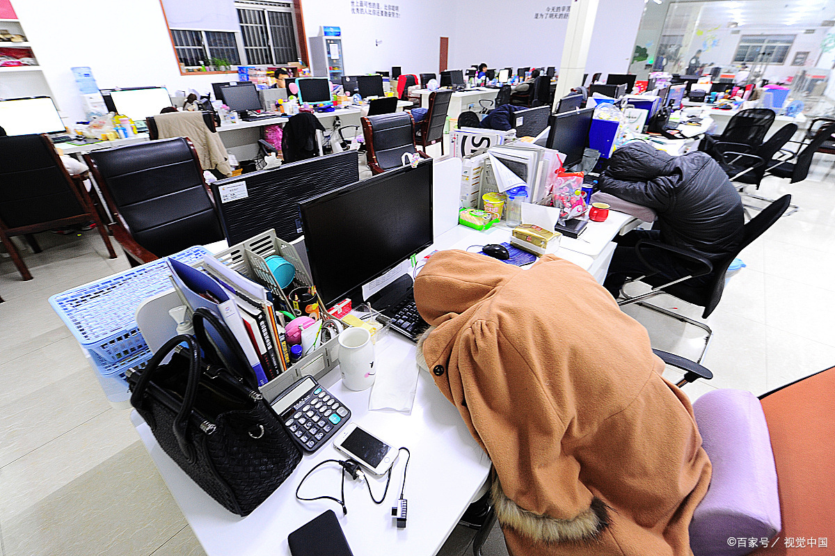 的大学生面临就业难的问题,大家有的选择考试,有的直接毕业就开始工作