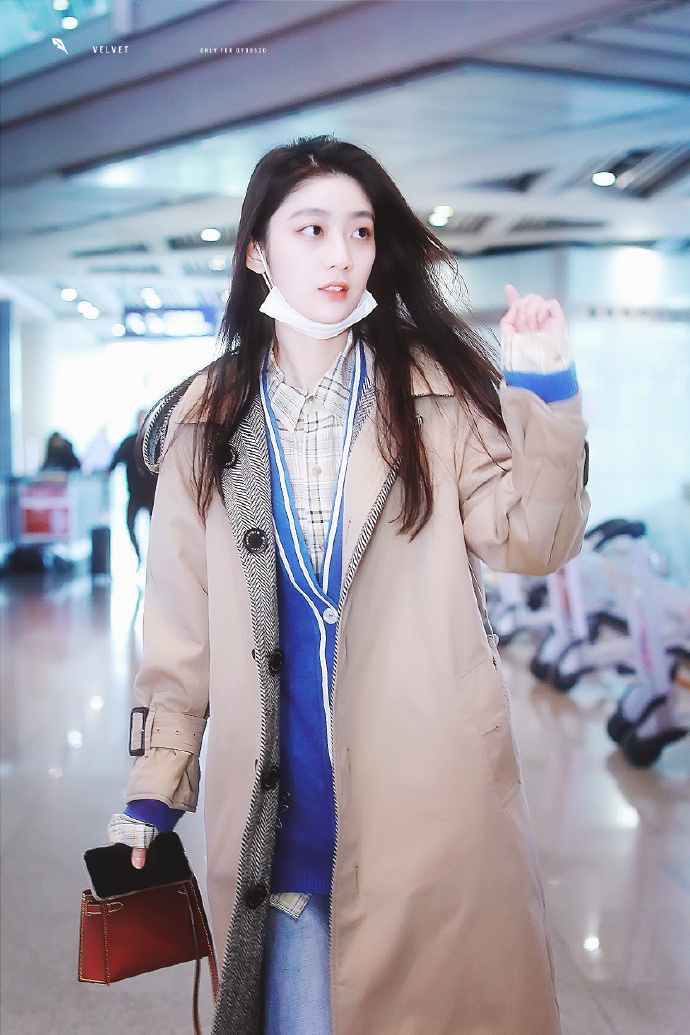 戚砚笛穿卡其色大衣现身机场,皮肤白皙面带微笑