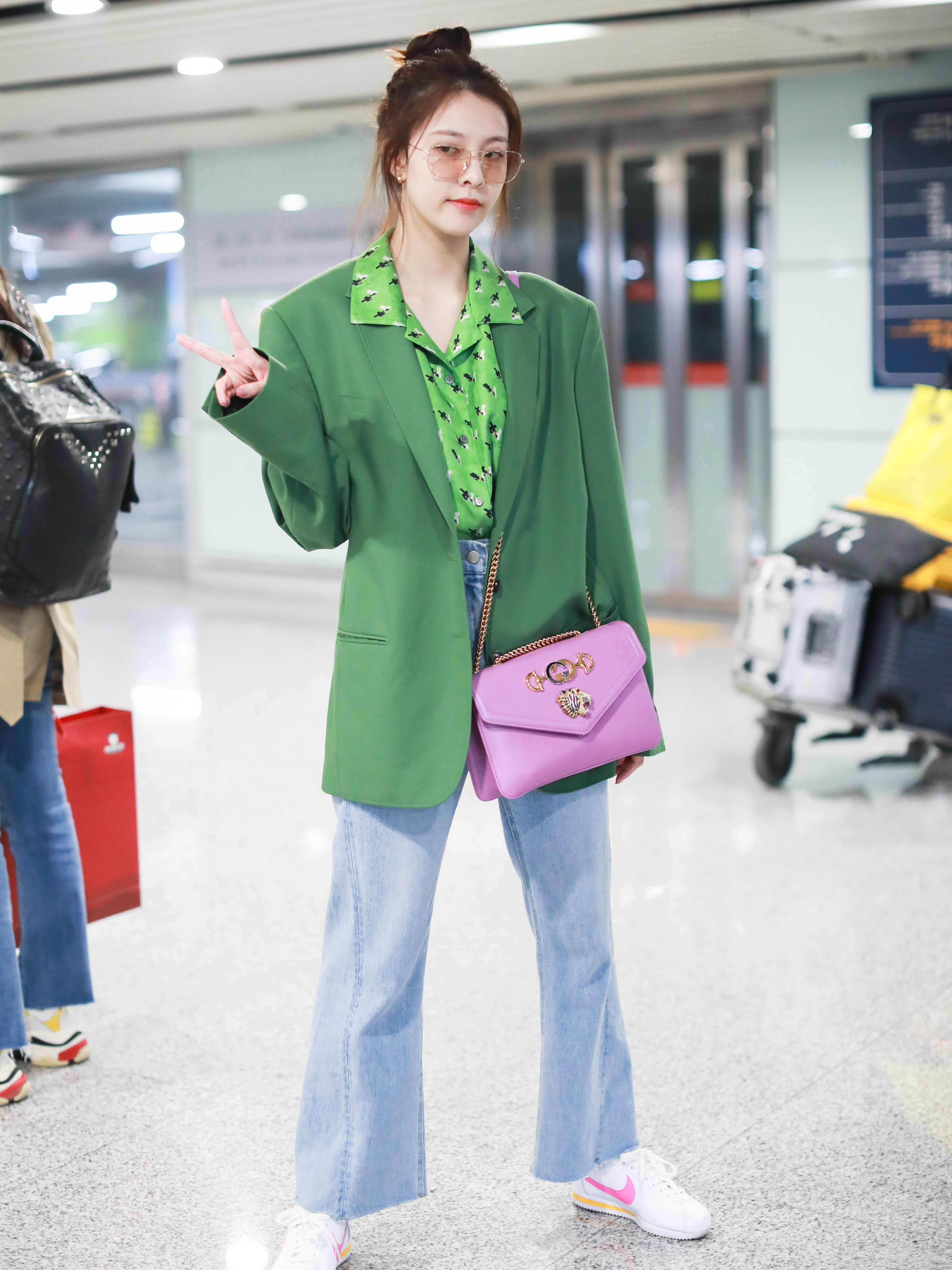 宋妍霏大胆尝试红配绿,原来男友风外套还能这么玩!