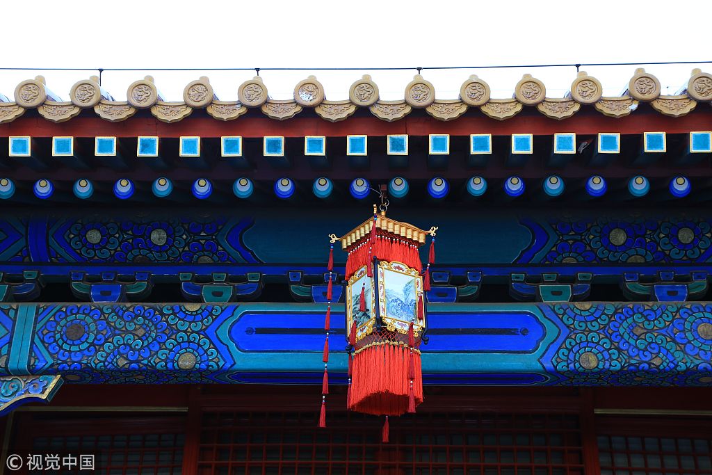 宫灯,春联,门神装扮背景故宫 紫禁城里年味已浓