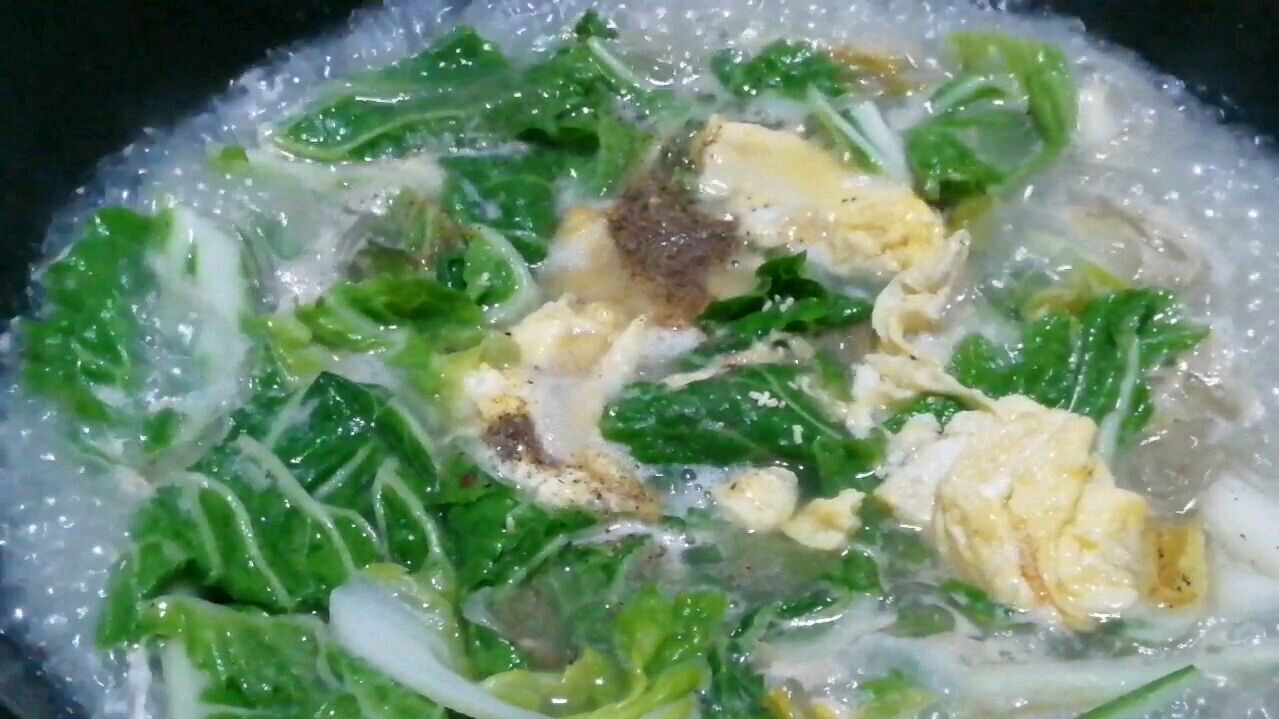 新鲜蔬菜不好找,在家做个简单的白菜粉条鸡蛋汤